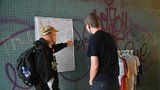Obyvatelé Holešovic se sešli s bezdomovci pod mostem: Spojil je projekt Zažít město jinak 