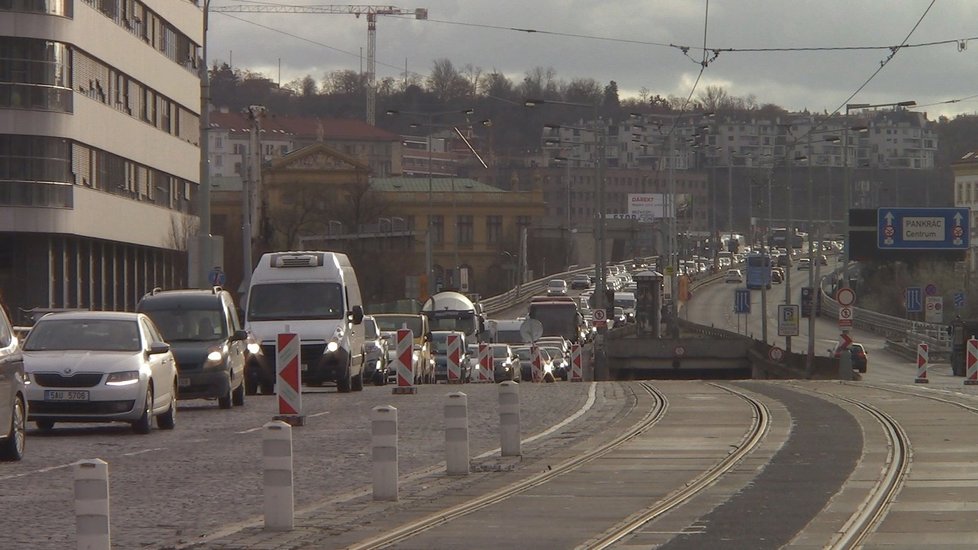 Odborníci testovali statiku Hlávkova mostu v Praze.