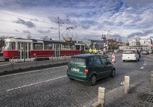 Hlávkův most pod drobnohledem: odborníci zkoumají jeho statiku.