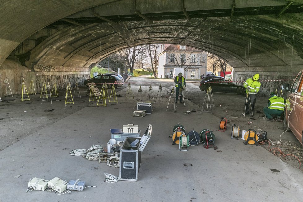 Hlávkův most pod drobnohledem: odborníci zkoumají jeho statiku.