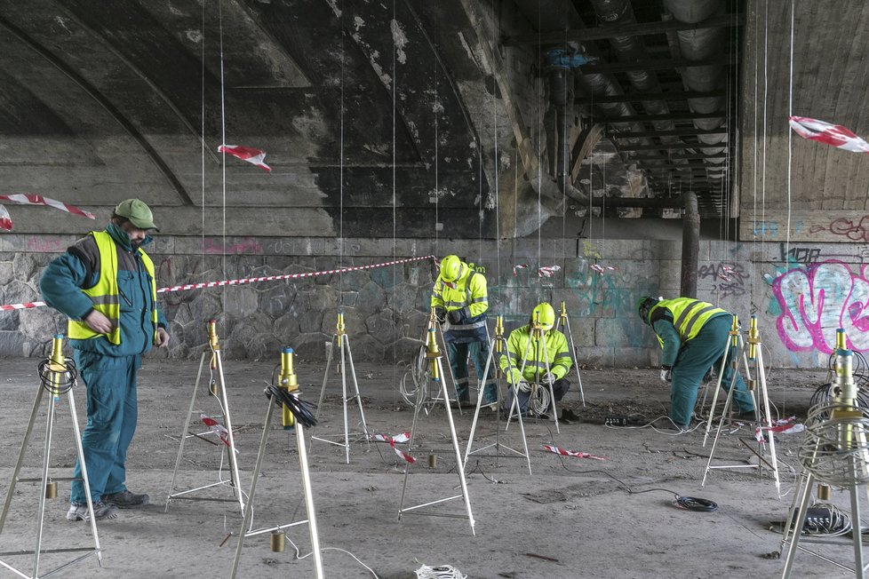 Hlávkův most pod drobnohledem: odborníci zkoumají jeho statiku.