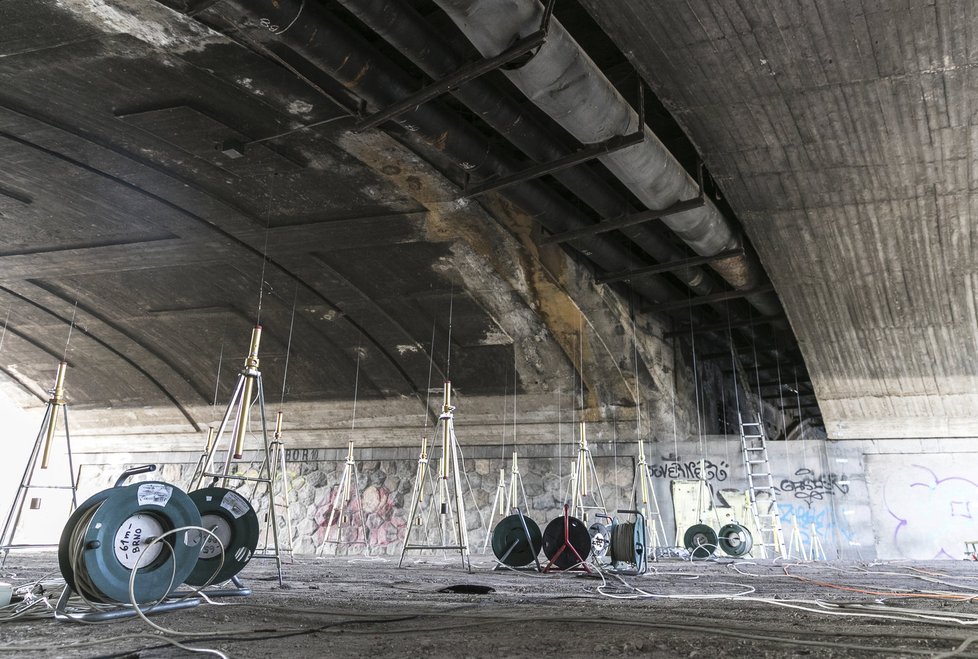 Hlávkův most pod drobnohledem: odborníci zkoumají jeho statiku.