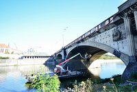 Krvavá šarvátka na Hlávkově mostě! Muž po napadení (†50) zemřel