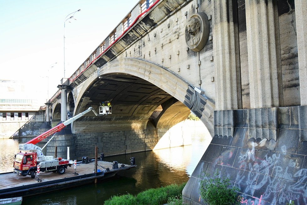 Šest měsíců potrvá zkoumání Hlávkova mostu. Ten budou zkoumat pracovníci pražského magistrátu s odborníky z Kloknerova ústavu ČVUT, aby zjistili, v jakém je stavu, a poté ho mohli zrekonstruovat.