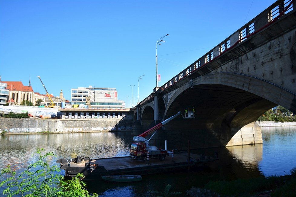 Šest měsíců potrvá zkoumání Hlávkova mostu. Ten budou zkoumat pracovníci pražského magistrátu s odborníky z Kloknerova ústavu ČVUT, aby zjistili, v jakém je stavu, a poté ho mohli zrekonstruovat.