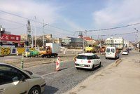 Kolony na magistrále: Dělníci stavěli novou zastávku tramvaje »Štvanice«