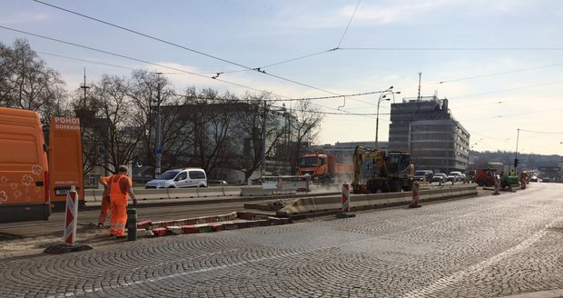 Dělníci se pustili do budování nové tramvajové zastávky, která obslouží ostrov Štvanice.