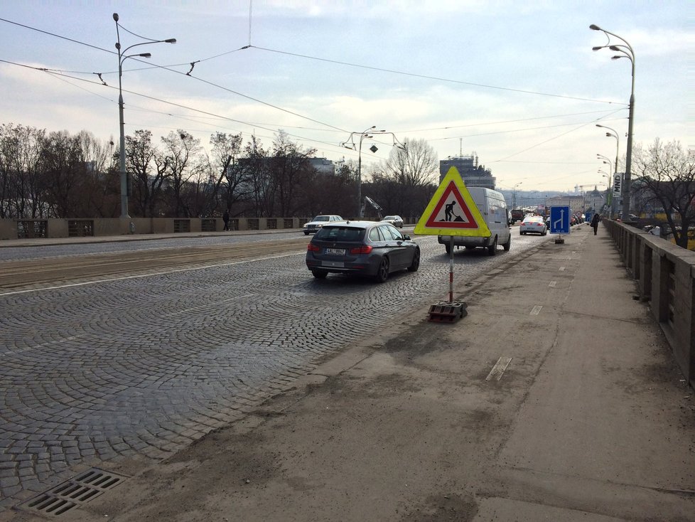 Na Hlávkově mostě začali stavět tramvajovou zastávku, na místě je dopravní omezení.