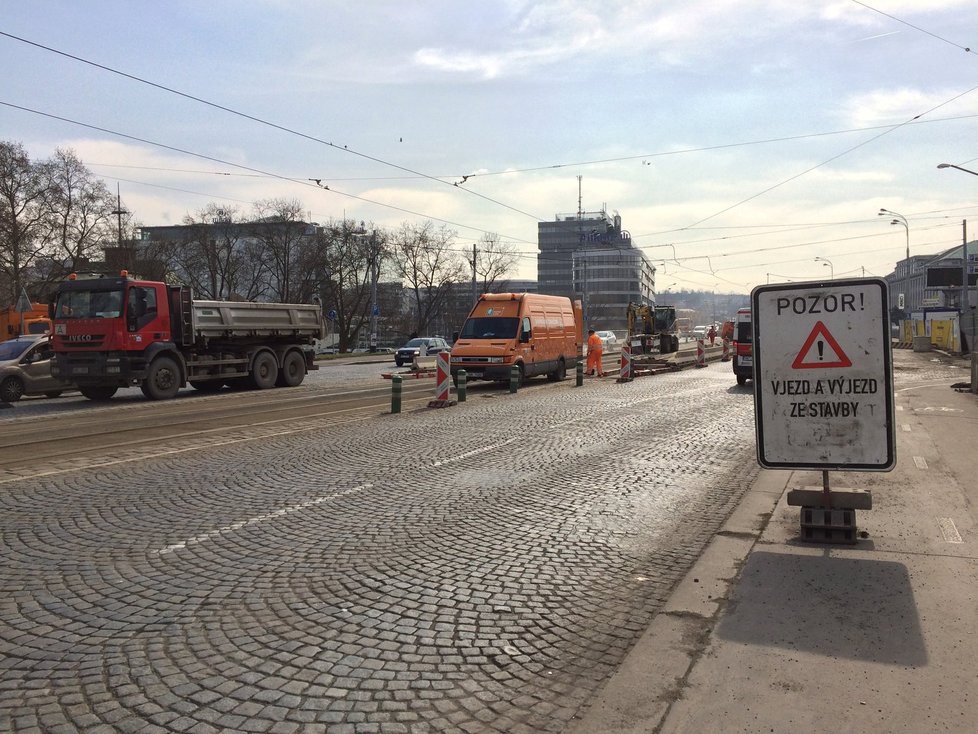 Na Hlávkově mostě začali stavět tramvajovou zastávku, na místě je dopravní omezení.