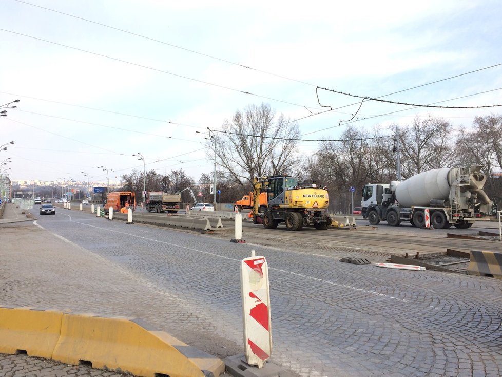 Kvůli bezpečnosti na stavbě je doprava v úseku vedená jedním jízdním pruhem.