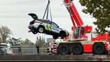 Policejní auto „zahučelo“ do Vltavy! Na Hlávkově mostě přerazilo zábradlí