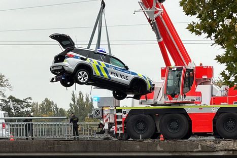 Obrázek: Policejní auto „zahučelo“ do Vltavy! Na Hlávkově mostě přerazilo zábradlí