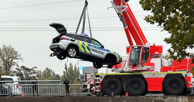 Policejní auto přerazilo zábradlí a spadlo do Vltavy u Hlávkova mostu v Praze. (10. 10. 2026)