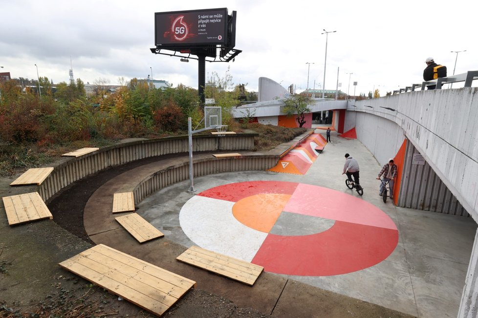 Zaplivaný spletenec podchodů pod Hlávkovým mostem se proměnil na veřejné sportoviště, které od prvních chvil láká místní skejťáky i BMX ridery