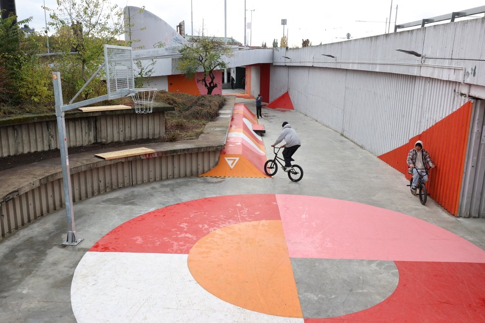 Zaplivaný spletenec podchodů pod Hlávkovým mostem se proměnil na veřejné sportoviště, které od prvních chvil láká místní skejťáky i BMX ridery