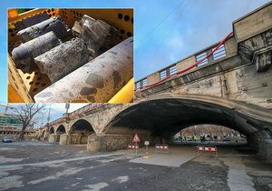 Hlávkův most čeká v nejbližších letech rekonstrukce. Nyní se zkoumá, v jakém je stavu, co a jak bude zapotřebí opravit. U pilířů by problém být neměl.