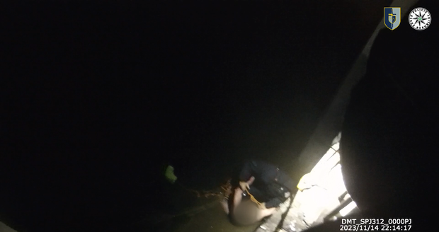 Z Hlávkova mostu skočil do Vltavy polonahý muž, kterého si všiml muž bez domova. Jeho přičiněním se podařilo zkontaktovat policisty, kteří vyčerpaného tonoucího dostali z vody a předali záchranářům. (14. listopad 2023)