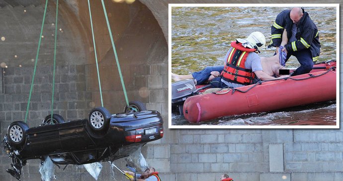 Automobil po kolizi na Hlávkově mostě skončil v řece. Jeho řidiče se podařilo vyprostit, ale později zemřel