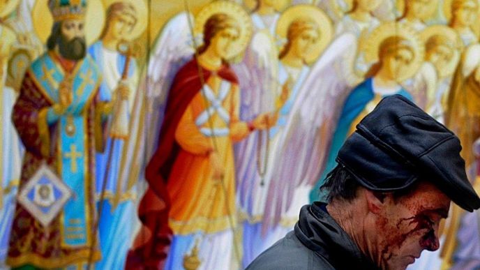 Hlavní cenu v jubilejním 20. ročníku soutěže žurnalistické fotografie Czech Press Photo získal Filip Singer z European Pressphoto Agency (EPA) za snímek z počátku demonstrací na kyjevském náměstí Majdan. Na fotografii, jež je součástí série s názvem Začátek, Kyjev, Ukrajina, je zachycen muž se zkrvaveným obličejem a skloněnou hlavou procházející kolem zdi kláštera, na které jsou namalovány zástupy andělů. Ukrajinský konflikt byl tématem, který se v letošní soutěži opakoval nejčastěji.