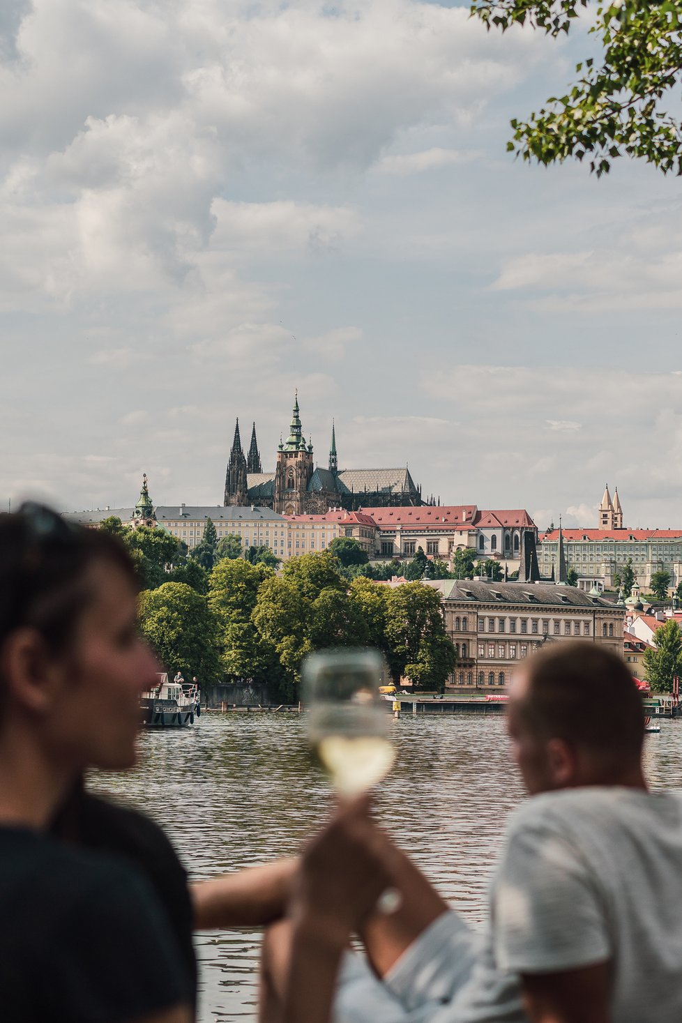 Letní sezóna na pražském Čapadle. Od 6.12. bude na Smetanově nábřeží brusliště.