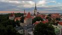 Hlavní město Estonska Tallinn má evangelické a pravoslavně kostely vedle sebe. Pohled na Dolní město.