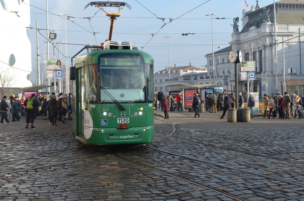 Od hlavního nádraží v Brně budou lidi vozit k dalším čtyřem železničním stanicím ve městě posílené tramvaje a autobusy.
