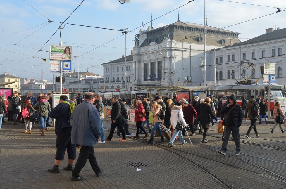 Výluka hlavního nádraží znásobí panující chaos v přetížené brněnské městské dopravě.