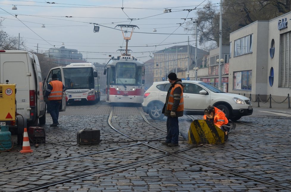 Výluka hlavního nádraží znásobí panující chaos v přetížené brněnské městské dopravě.