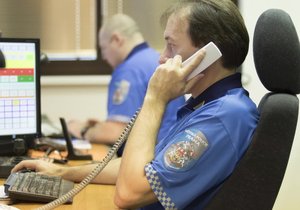 Muž zavolal na tísňovou linku s tím, že taxikáře na hlavním nádraží obtěžuje agresivní cizinec.