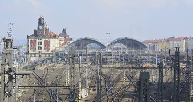 Hlavní nádraží v Praze postihla rozsáhlá porucha zabezpečovacího zařízení. Provoz nádraží je omezen.