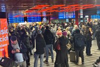 Totální kolaps na hlavním nádraží! Vlaky nabírají zpoždění kvůli krádeži kabelů