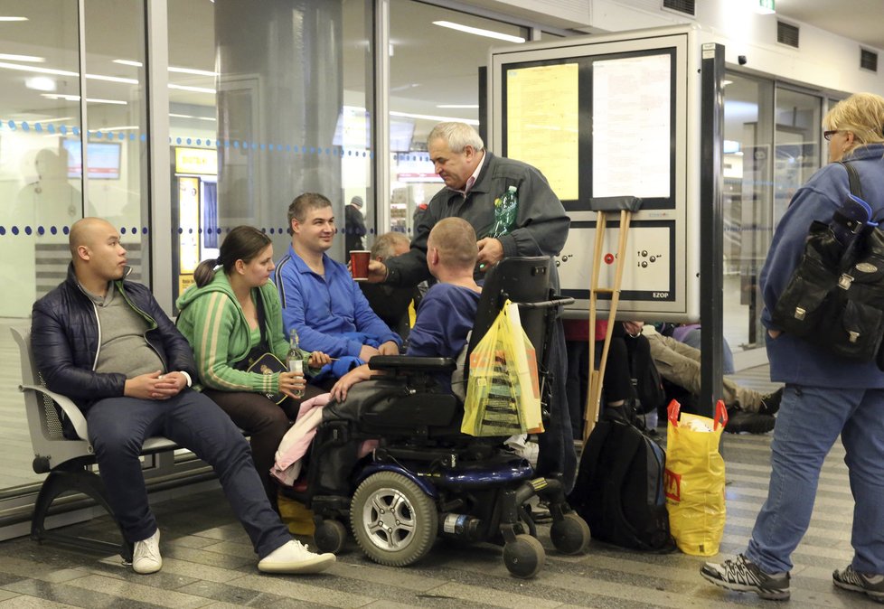Mezi čekajícími cestujícími byli i handicapovaní