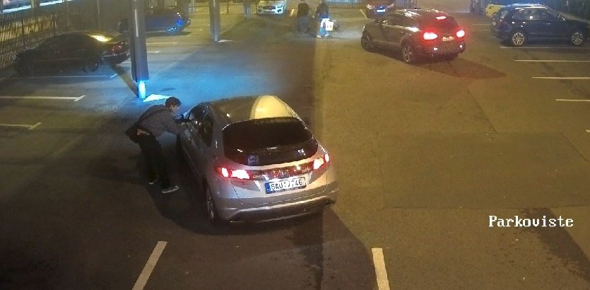 Policisté pátrají po muži, který z auta odcizil dva mobily.