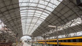 Střecha na hlavním nádraží se opravuje už tři roky.