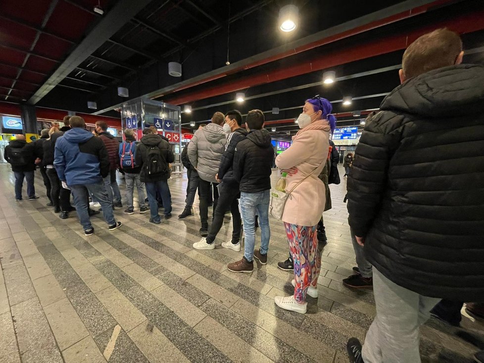 Očkovací centrum na Hlavním nádraží v Praze. V sobotu se tam utvořila dlouhá fronta, zájemci o očkování bez registrace tam čekali až dvě hodiny. (20. listopadu 2021)