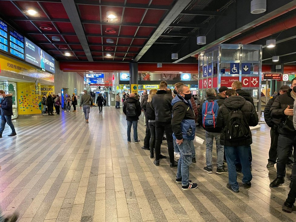 Očkovací centrum na Hlavním nádraží v Praze. V sobotu se tam utvořila dlouhá fronta, zájemci o očkování bez registrace tam čekali až dvě hodiny. (20. listopadu 2021)