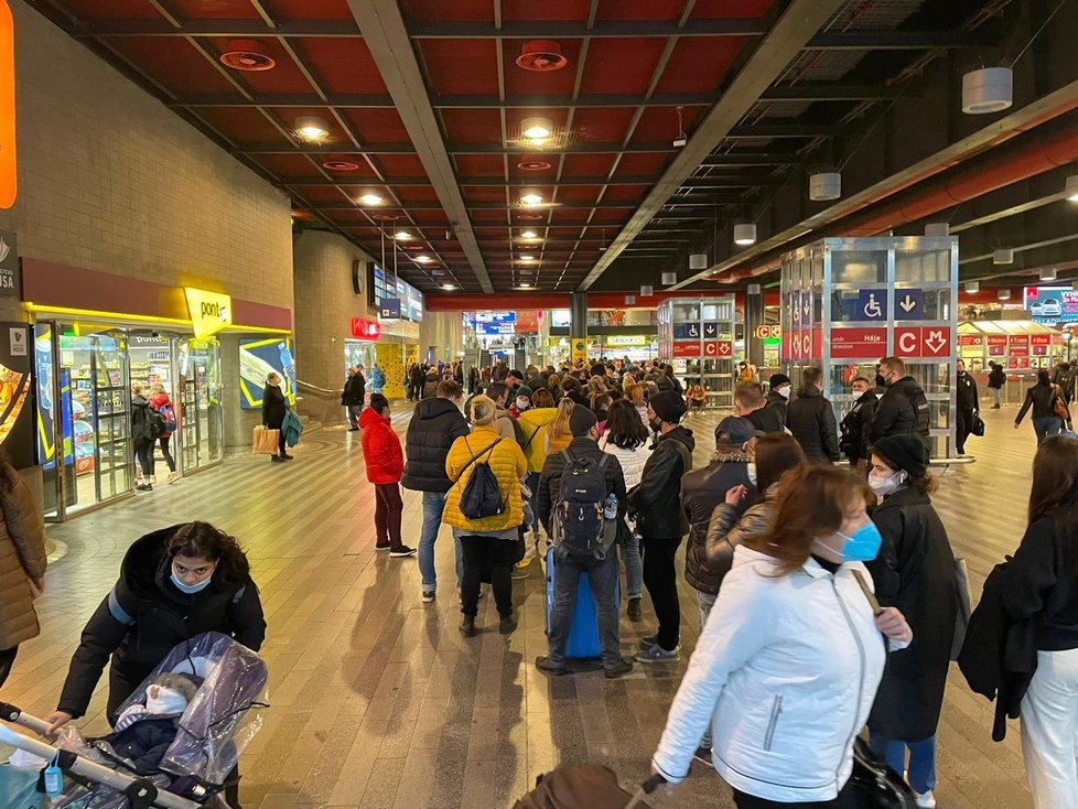 Očkovací centrum na Hlavním nádraží v Praze. V sobotu se tam utvořila dlouhá fronta, zájemci o očkování bez registrace tam čekali až dvě hodiny. (20. listopadu 2021)