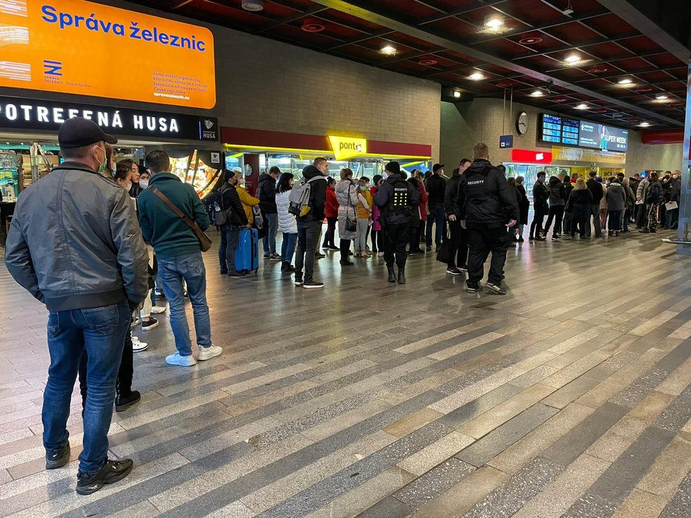 Očkovací centrum na Hlavním nádraží v Praze. V sobotu se tam utvořila dlouhá fronta, zájemci o očkování bez registrace tam čekali až dvě hodiny. (20. listopadu 2021)