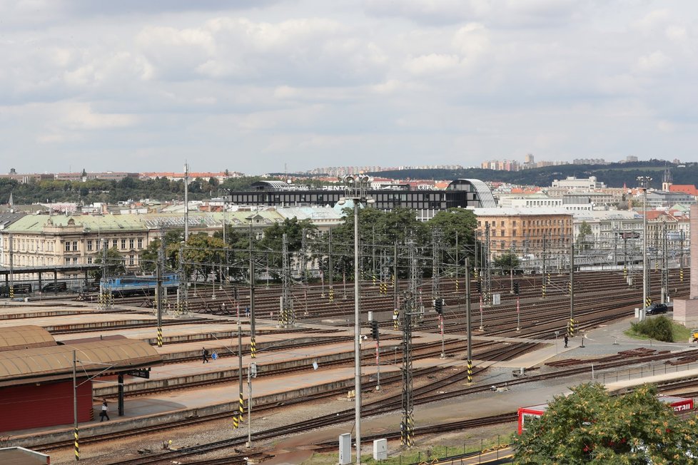 Ministr dopravy Dan Ťok (za ANO) v dubnu uzavřel se zástupci EIB memorandum o spolupráci, díky kterému by mělo Česko na dopravní projekty získat celkem až 100 miliard korun.