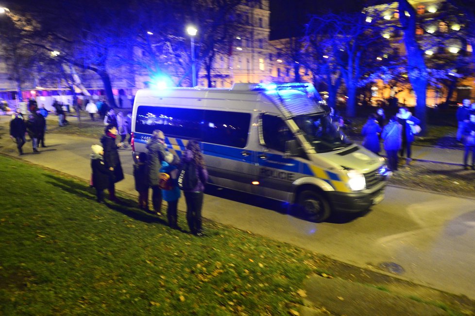 Hlavní nádraží v Praze je uzavřeno, policie jej prohledává.