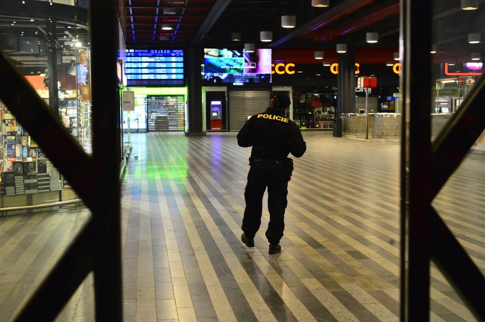 Hlavní nádraží v Praze je uzavřeno, policie jej prohledává.