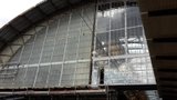 Hlavní nádraží mění tvář: 20 tisíc zašlých skleněných desek mění za nové