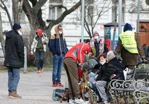 Skupinka lidí bez domova ve Vrchlického sadech nedaleko Hlavního nádraží. Místo s nevalnou pověstí se také často nazývá "Sherwood".