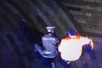 Muž v ženských šatech se zřítil z budovy Hlavního nádraží: Oživoval ho policista-hrdina