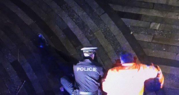 Muž v ženských šatech se zřítil z budovy Hlavního nádraží: Oživoval ho policista-hrdina