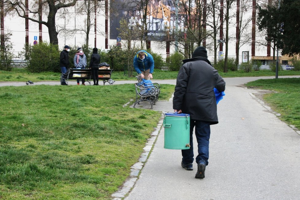 Spolek Filantropie u pražského Hlavního nádraží organizuje potravinovou sbírku a testování na koronavirus pro lidi bez domova. (15. dubna 2021)