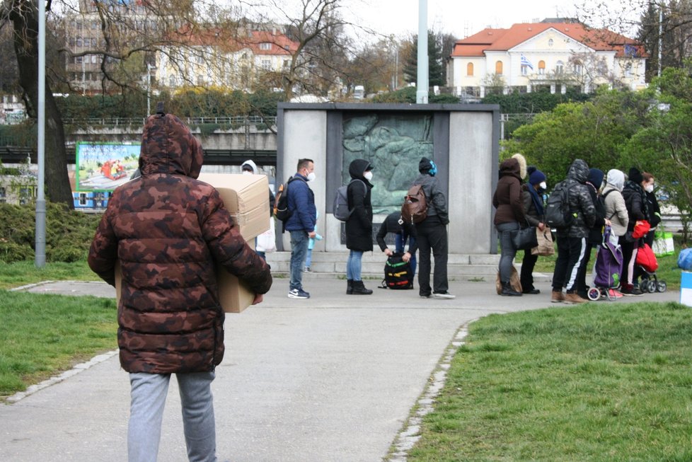 Spolek Filantropie u pražského Hlavního nádraží organizuje potravinovou sbírku a testování na koronavirus pro lidi bez domova. (15. dubna 2021)