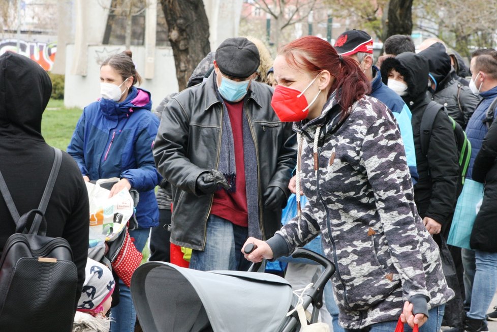 Spolek Filantropie u pražského Hlavního nádraží organizuje potravinovou sbírku a testování na koronavirus pro lidi bez domova. (15. dubna 2021)