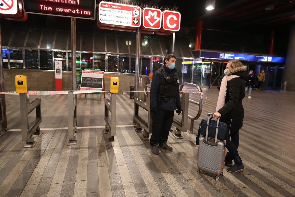 Ve stanici Hlavní nádraží spadla osoba do kolejiště pod soupravu metra. Zranění nepřežila.