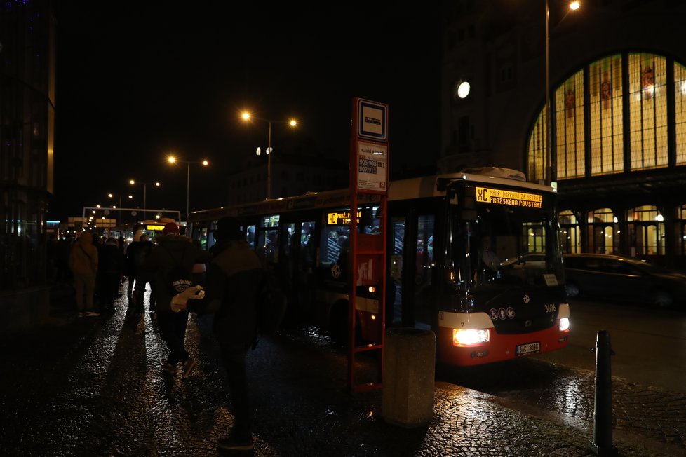 Ve stanici Hlavní nádraží spadla osoba do kolejiště pod soupravu metra. Zranění nepřežila.